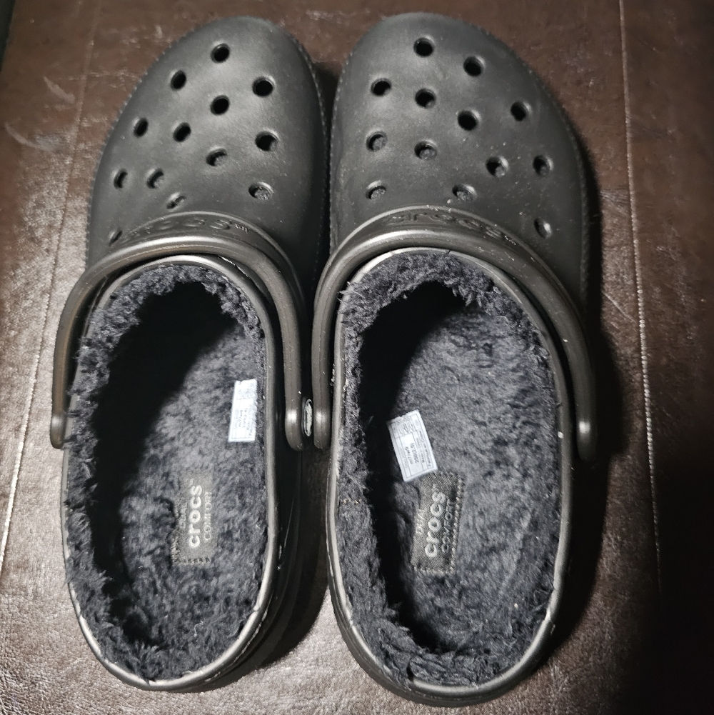 Comfortable Size 9 black Crocs brand clogs with soft fuzzy lining. NEW!